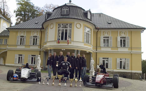 Teamet samlet foran teamejer Niels Brøchners slotshotel i Tjekkiet.